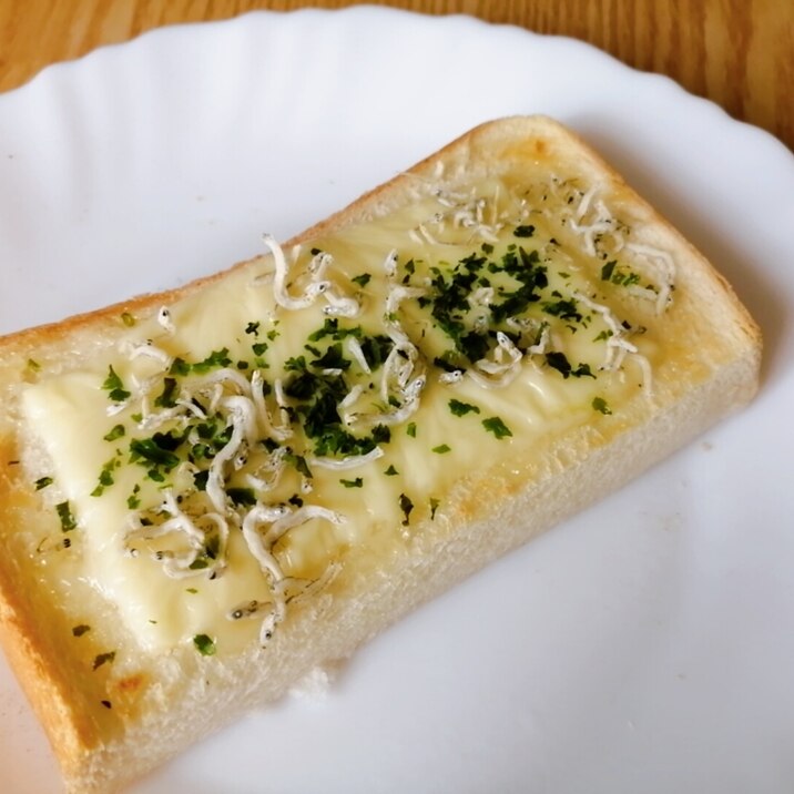 ちりめんじゃこ(徳島県産)とあおさのチーズトースト